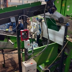 Automated line for sorting 3D plastic waste - PET bottles