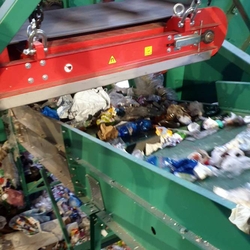 Linie automată de sortare a deșeurilor din plastic